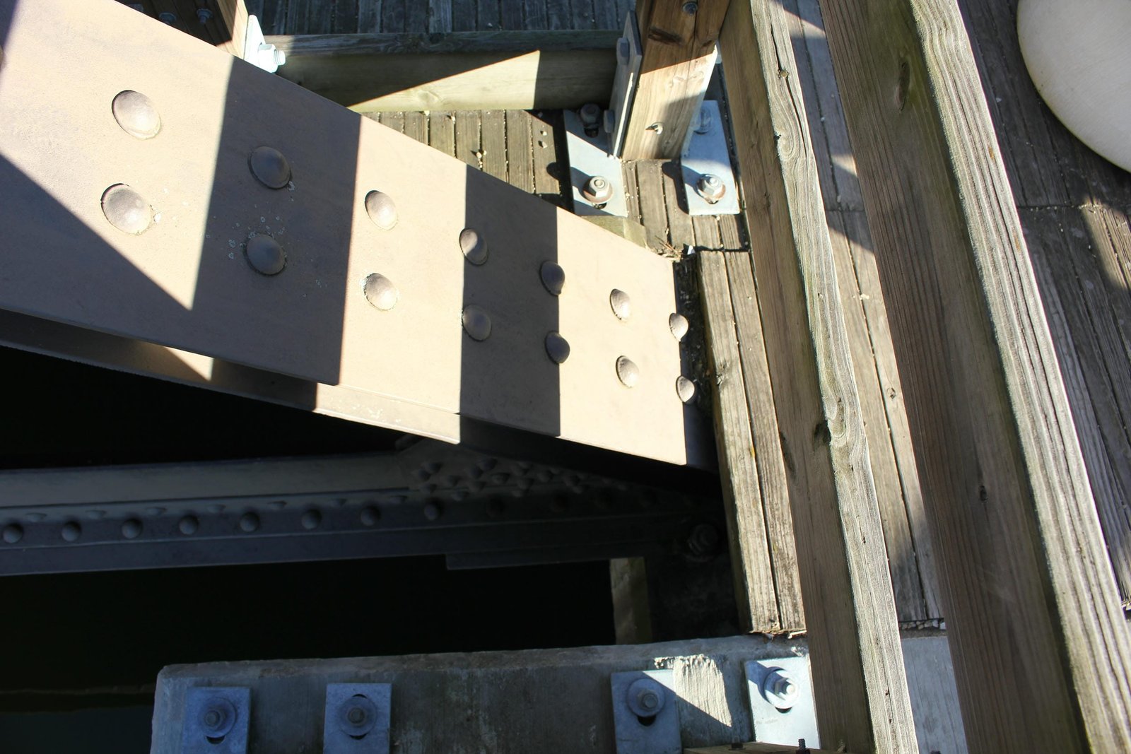 Lower angle connection, pony truss span